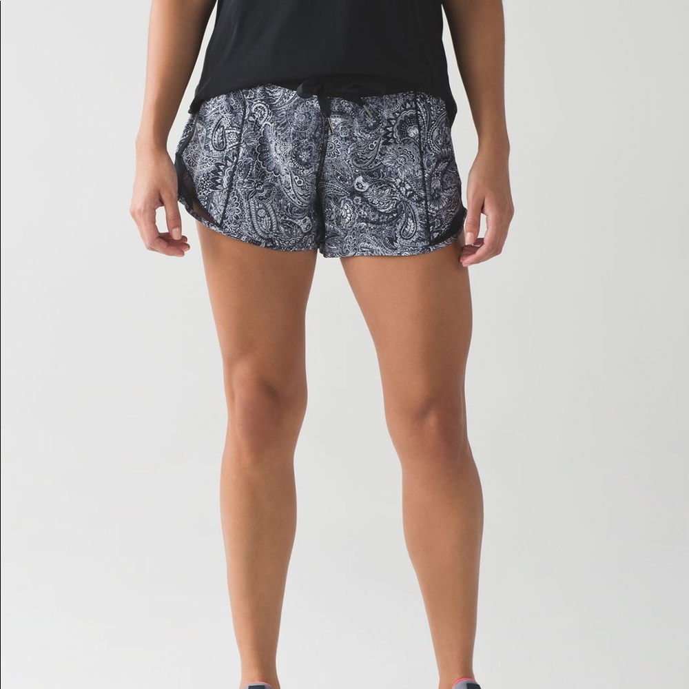 Lululemon Size 4 Shorts Hotty Hot Short Paisley